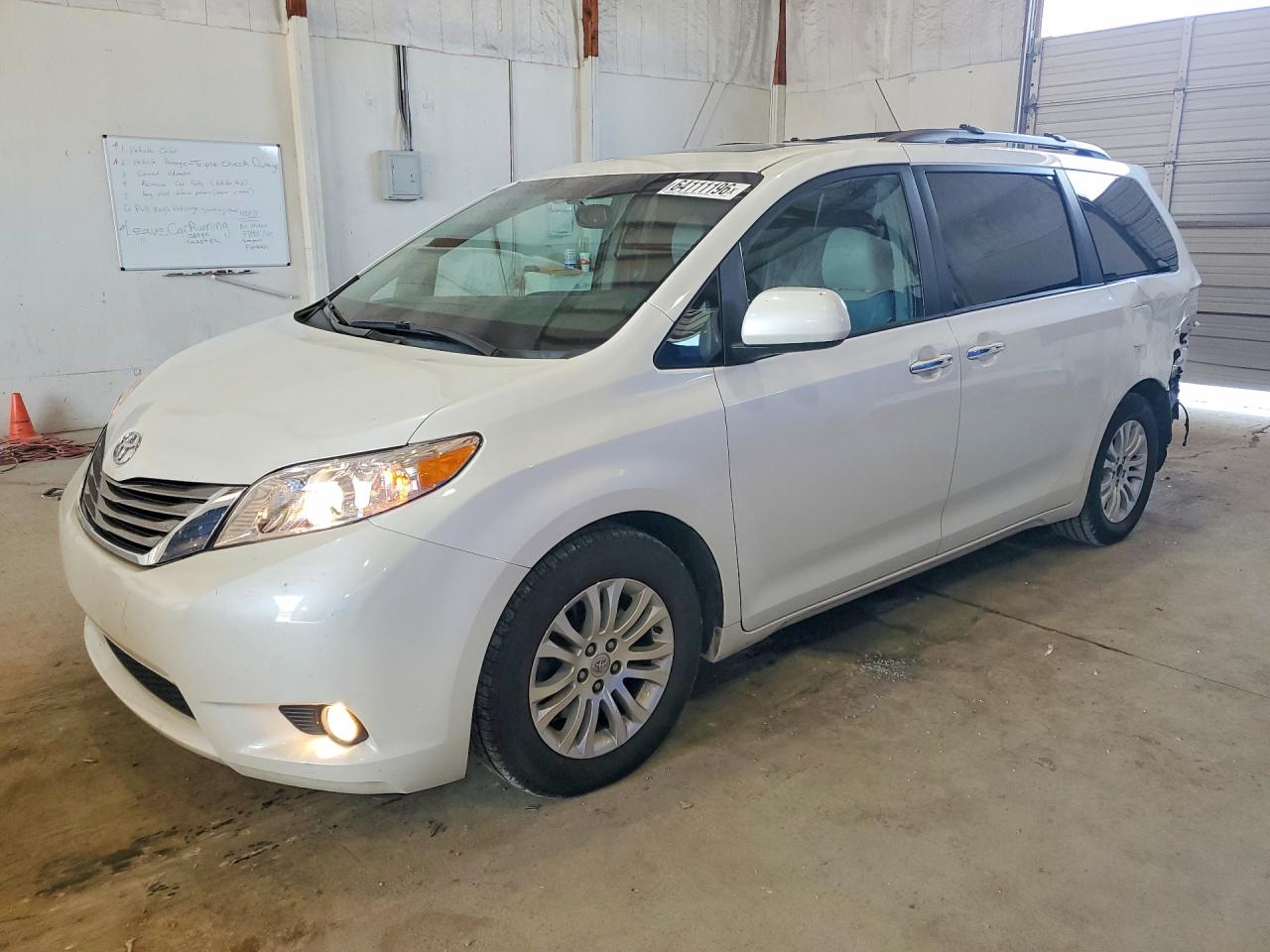 2015 Toyota Sienna Xle 8-passenger White vin: 5TDYK3DC0FS676103