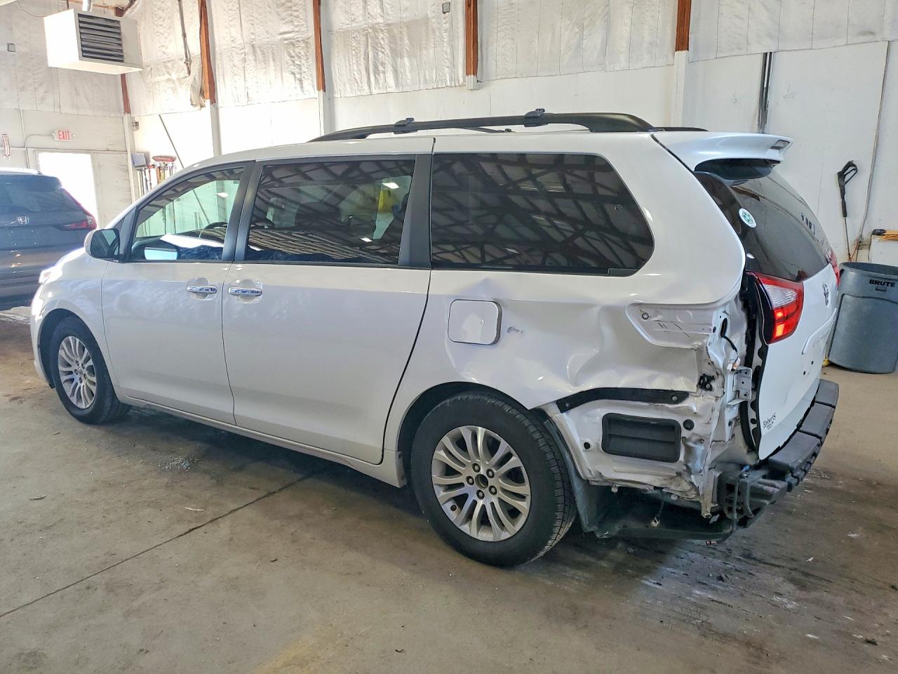 2015 Toyota Sienna Xle 8-passenger White vin: 5TDYK3DC0FS676103