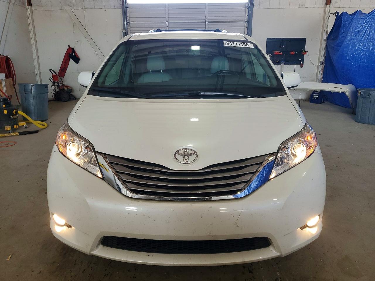 2015 Toyota Sienna Xle 8-passenger White vin: 5TDYK3DC0FS676103
