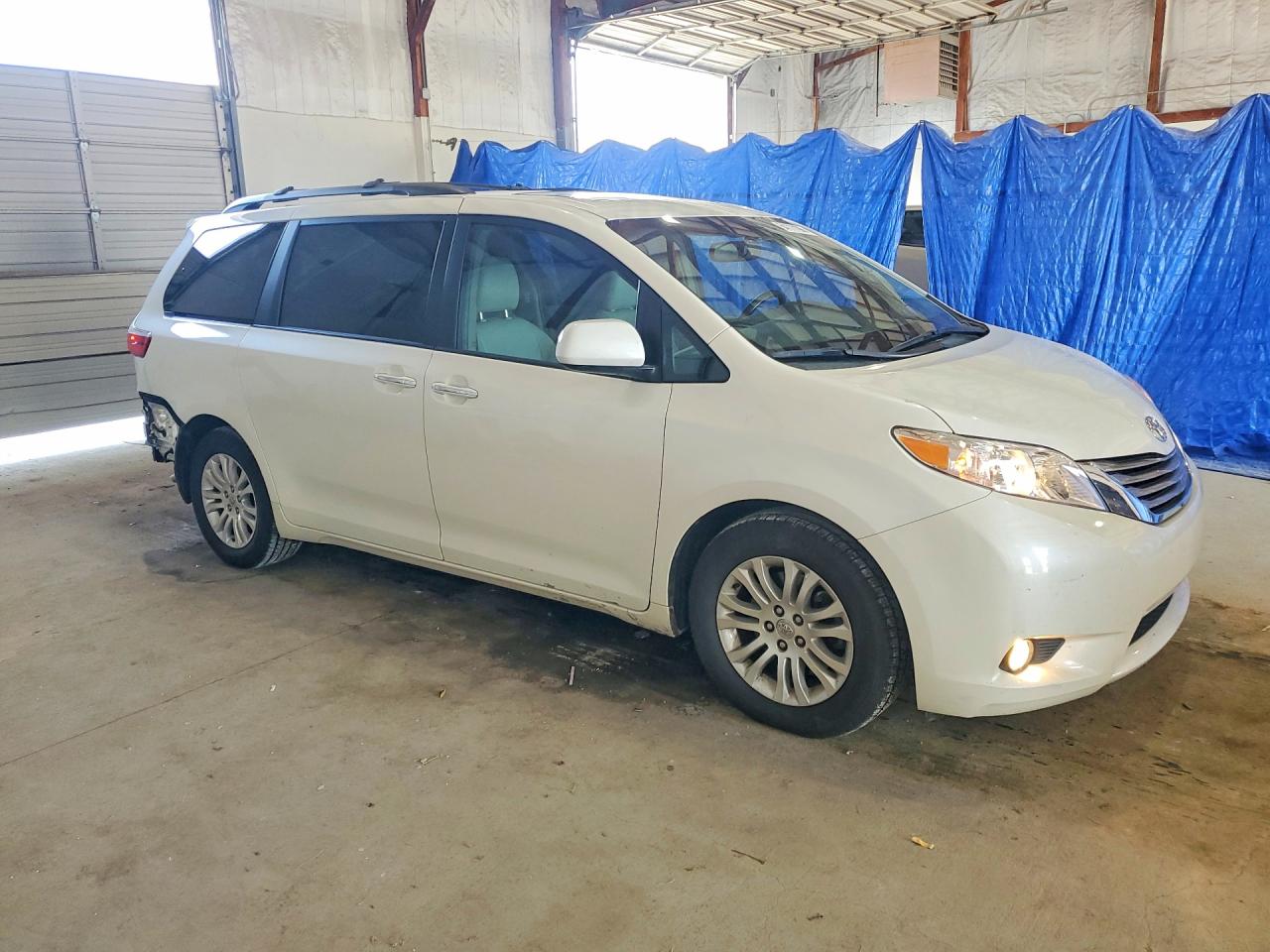 2015 Toyota Sienna Xle 8-passenger White vin: 5TDYK3DC0FS676103