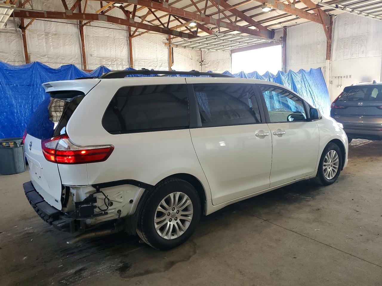2015 Toyota Sienna Xle 8-passenger White vin: 5TDYK3DC0FS676103