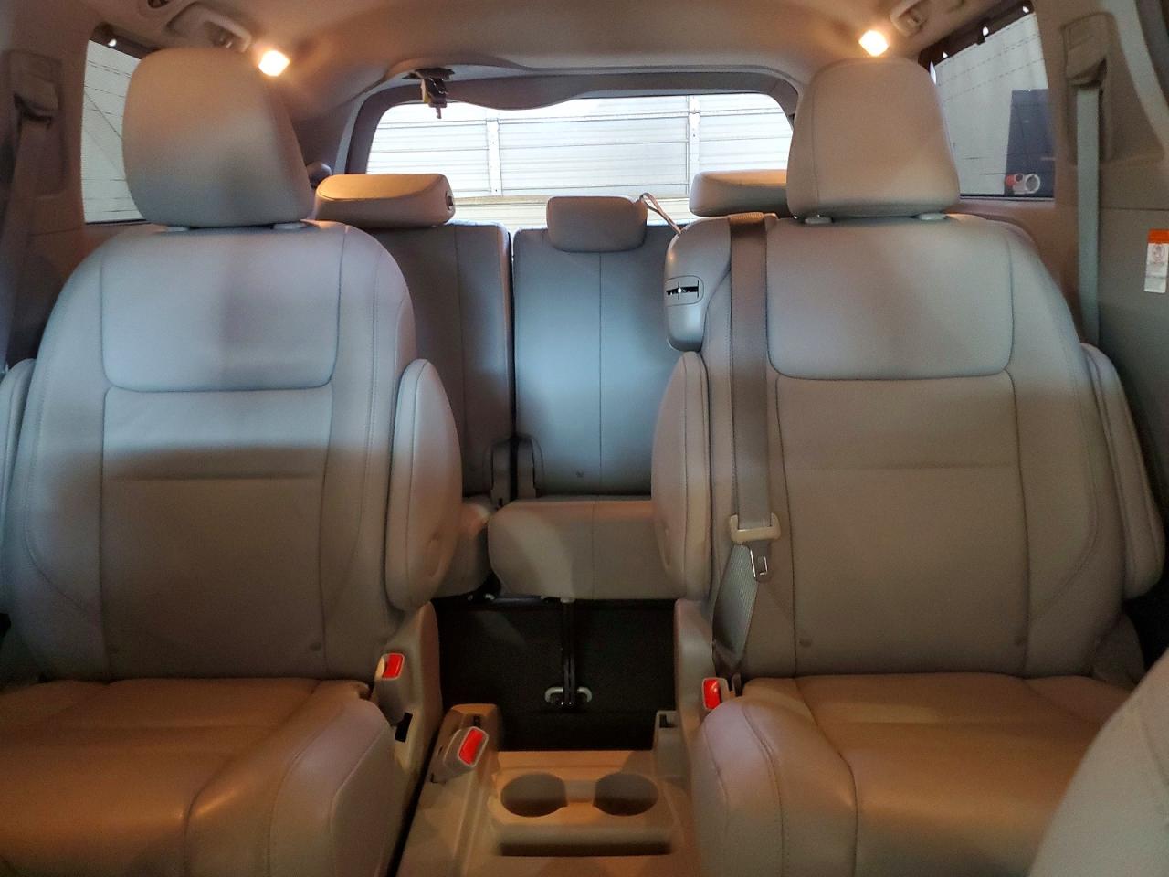 2015 Toyota Sienna Xle 8-passenger White vin: 5TDYK3DC0FS676103