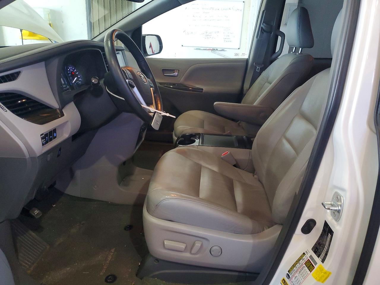 2015 Toyota Sienna Xle 8-passenger White vin: 5TDYK3DC0FS676103