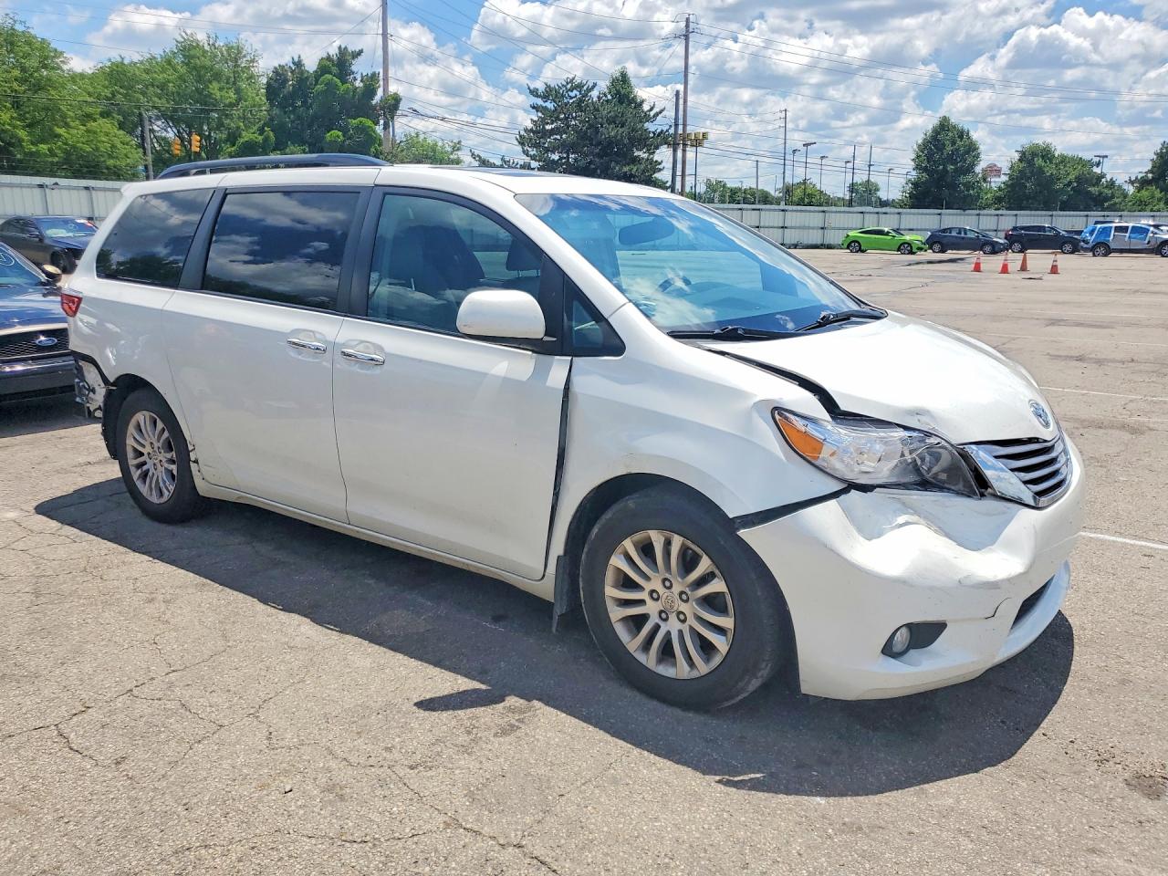 2015 Toyota Sienna Xle 8-passenger White vin: 5TDYK3DC0FS677915