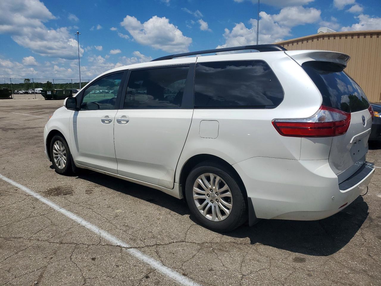2015 Toyota Sienna Xle 8-passenger White vin: 5TDYK3DC0FS677915