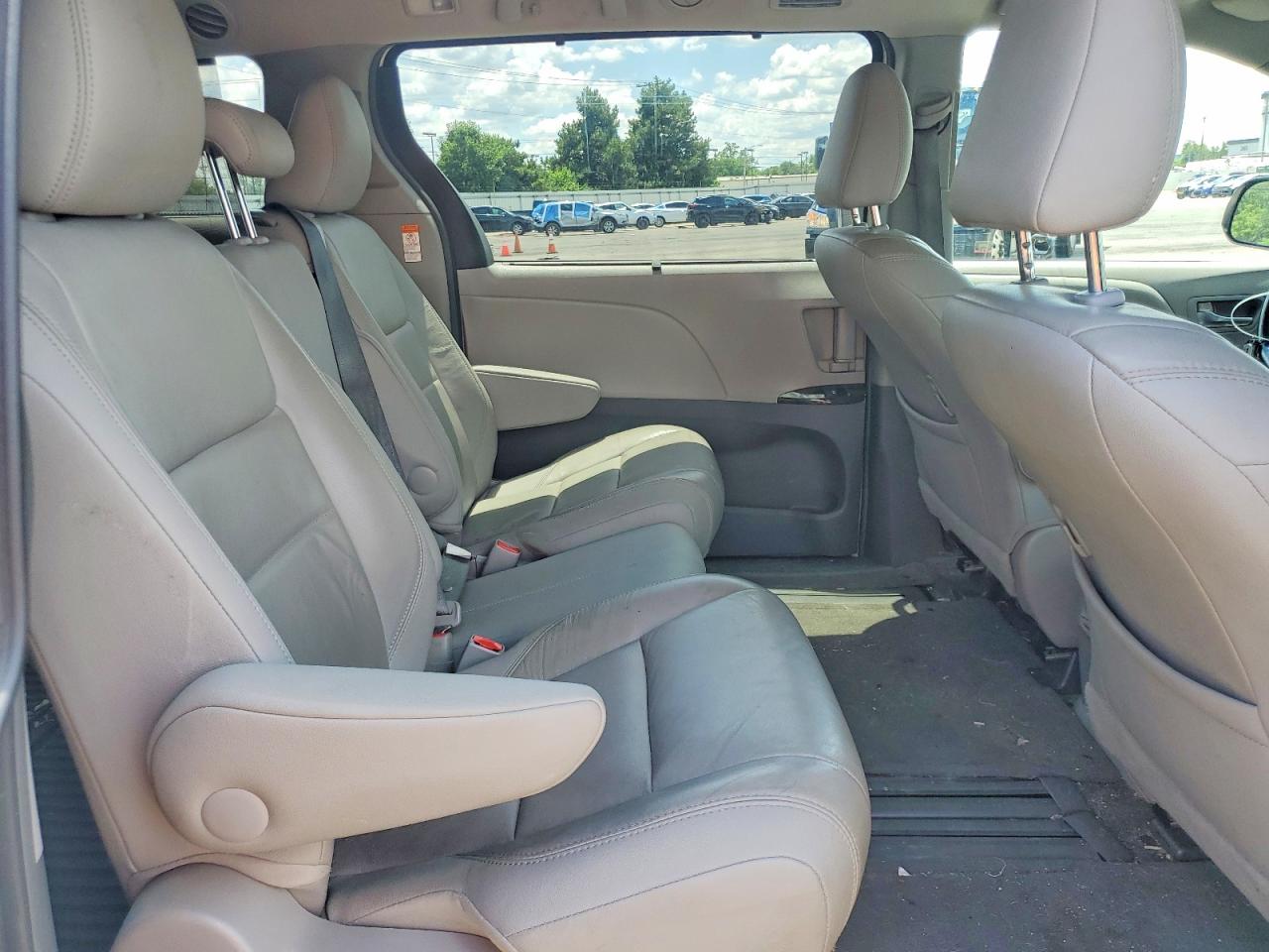 2015 Toyota Sienna Xle 8-passenger White vin: 5TDYK3DC0FS677915