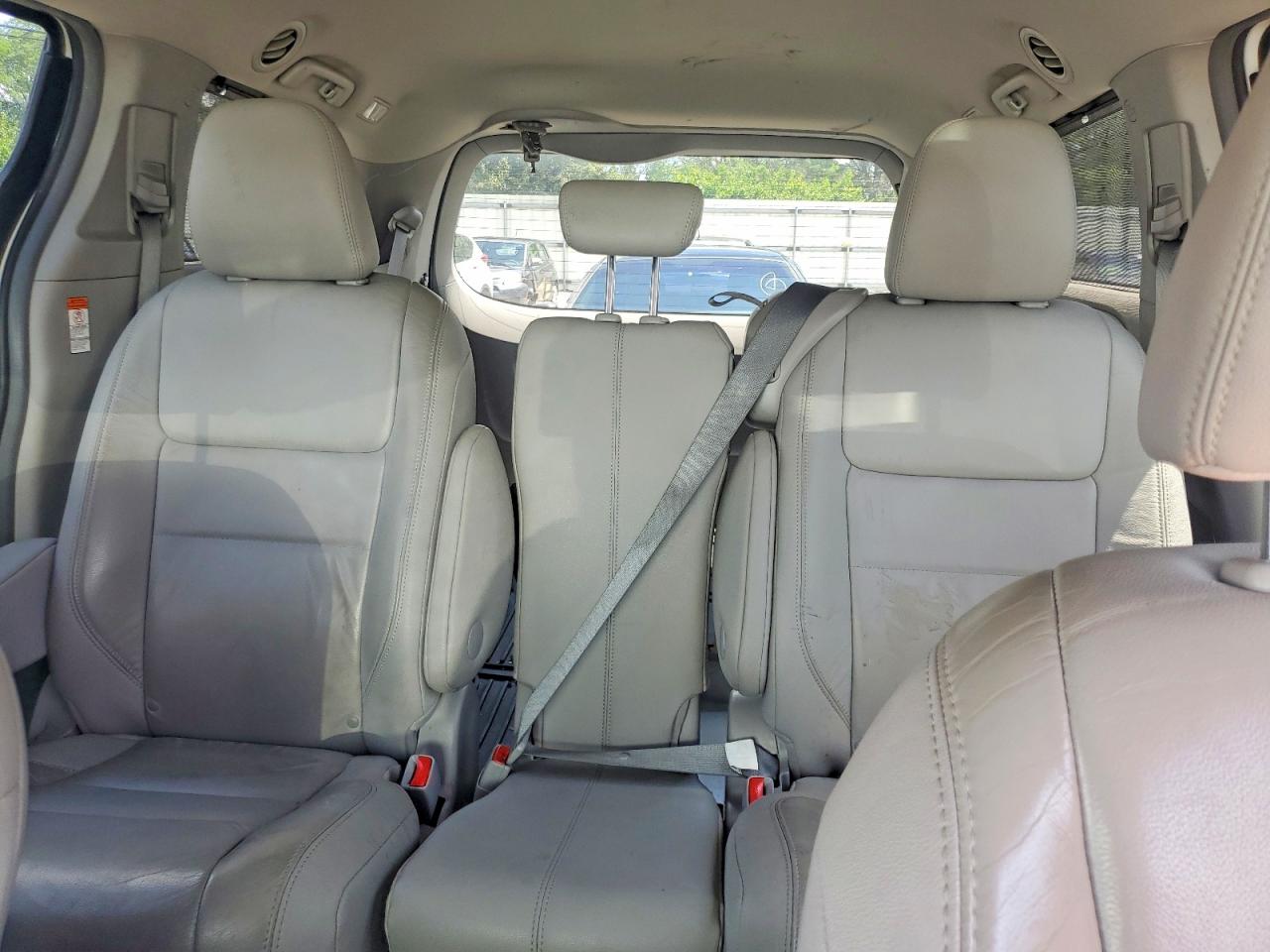 2015 Toyota Sienna Xle 8-passenger White vin: 5TDYK3DC0FS677915