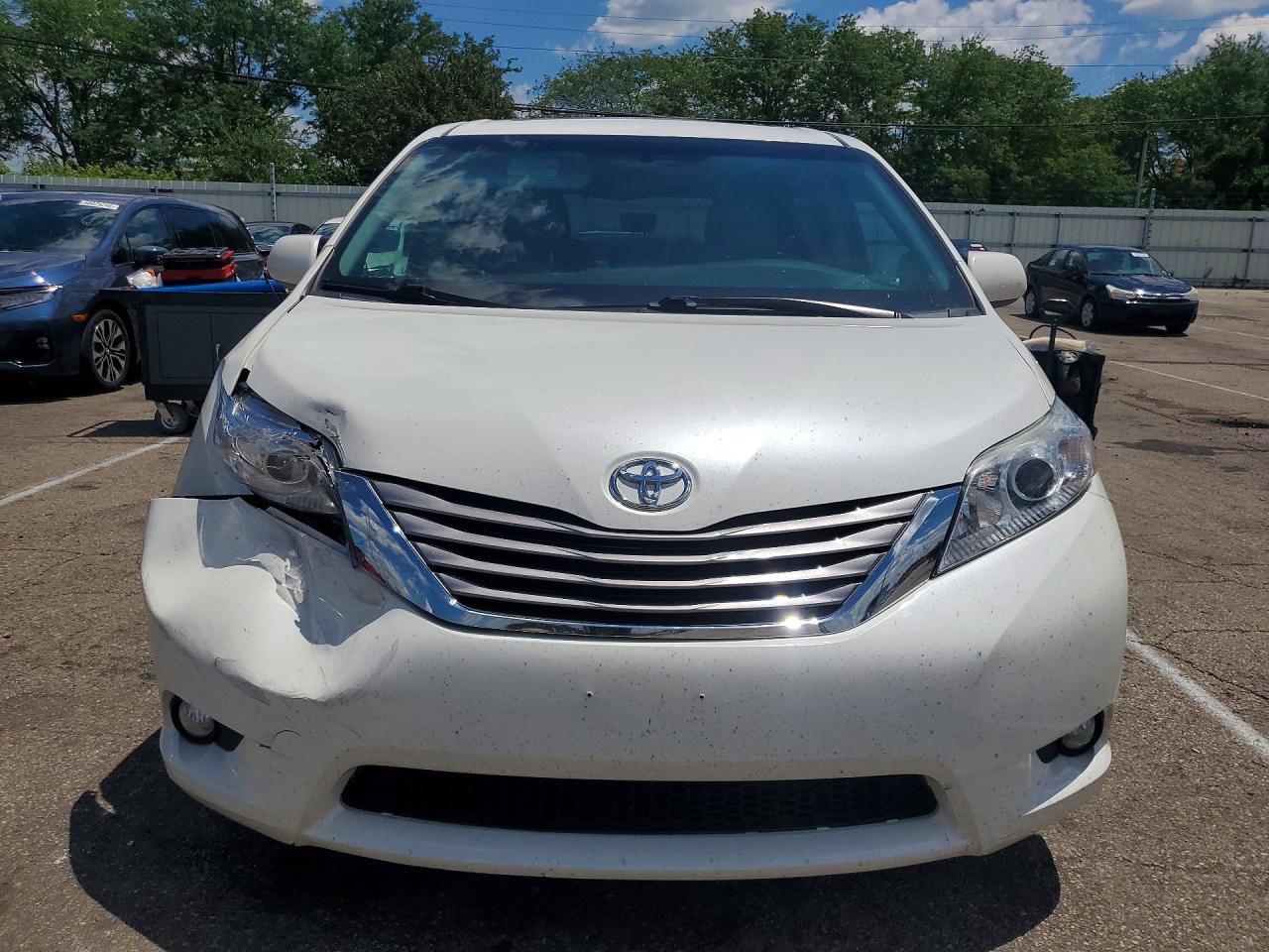 2015 Toyota Sienna Xle 8-passenger White vin: 5TDYK3DC0FS677915