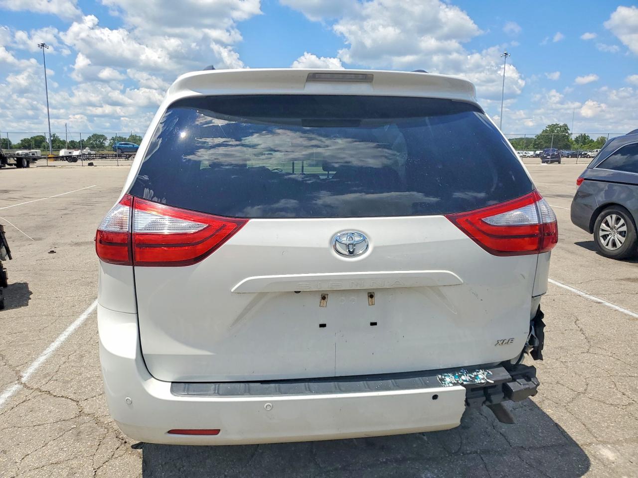 2015 Toyota Sienna Xle 8-passenger White vin: 5TDYK3DC0FS677915