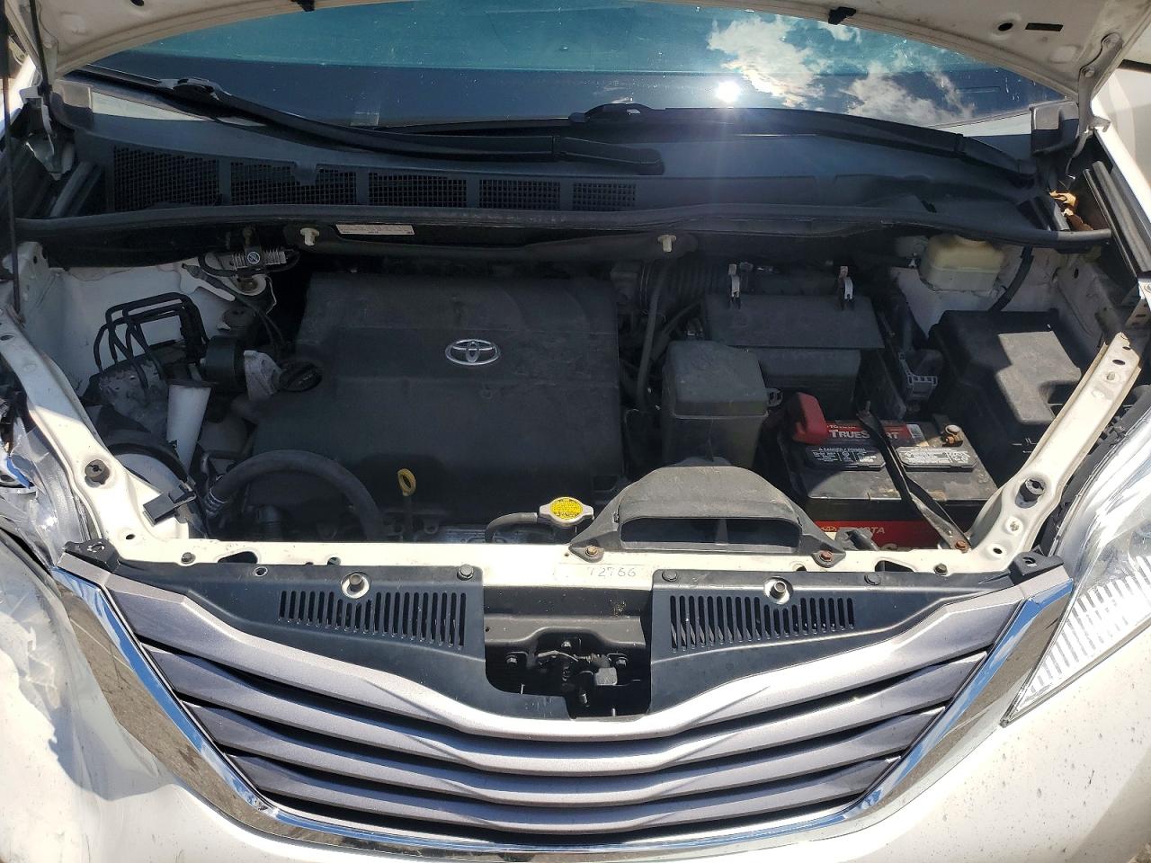 2015 Toyota Sienna Xle 8-passenger White vin: 5TDYK3DC0FS677915