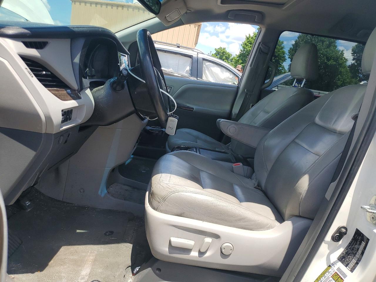 2015 Toyota Sienna Xle 8-passenger White vin: 5TDYK3DC0FS677915