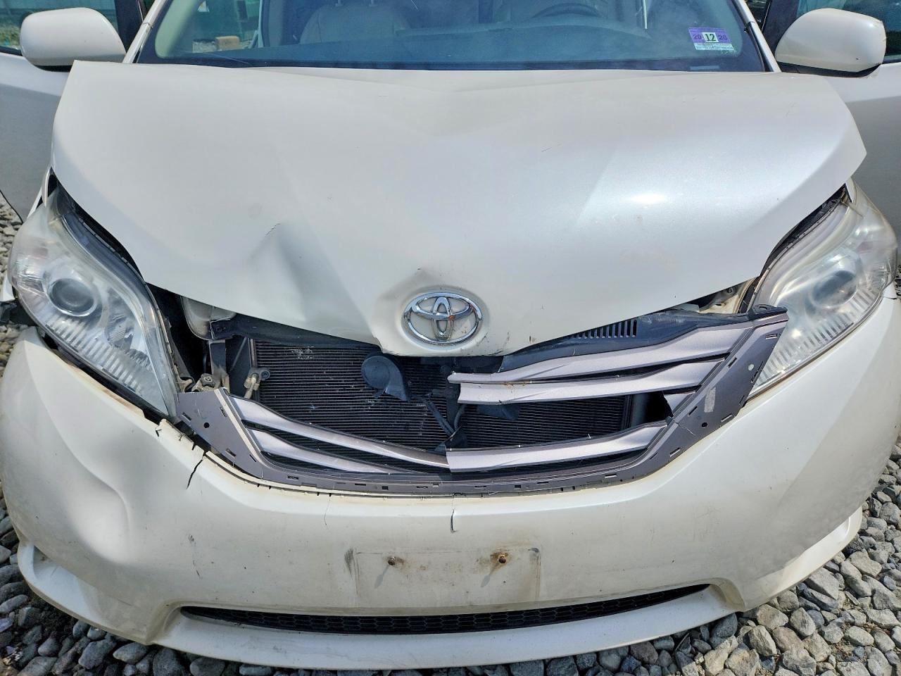 2015 Toyota Sienna Xle 8-passenger White vin: 5TDYK3DC0FS685304