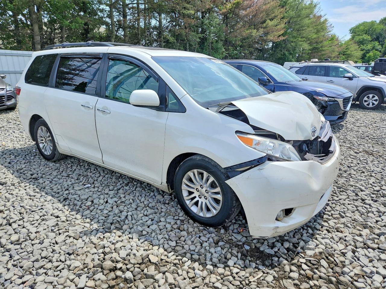 2015 Toyota Sienna Xle 8-passenger White vin: 5TDYK3DC0FS685304