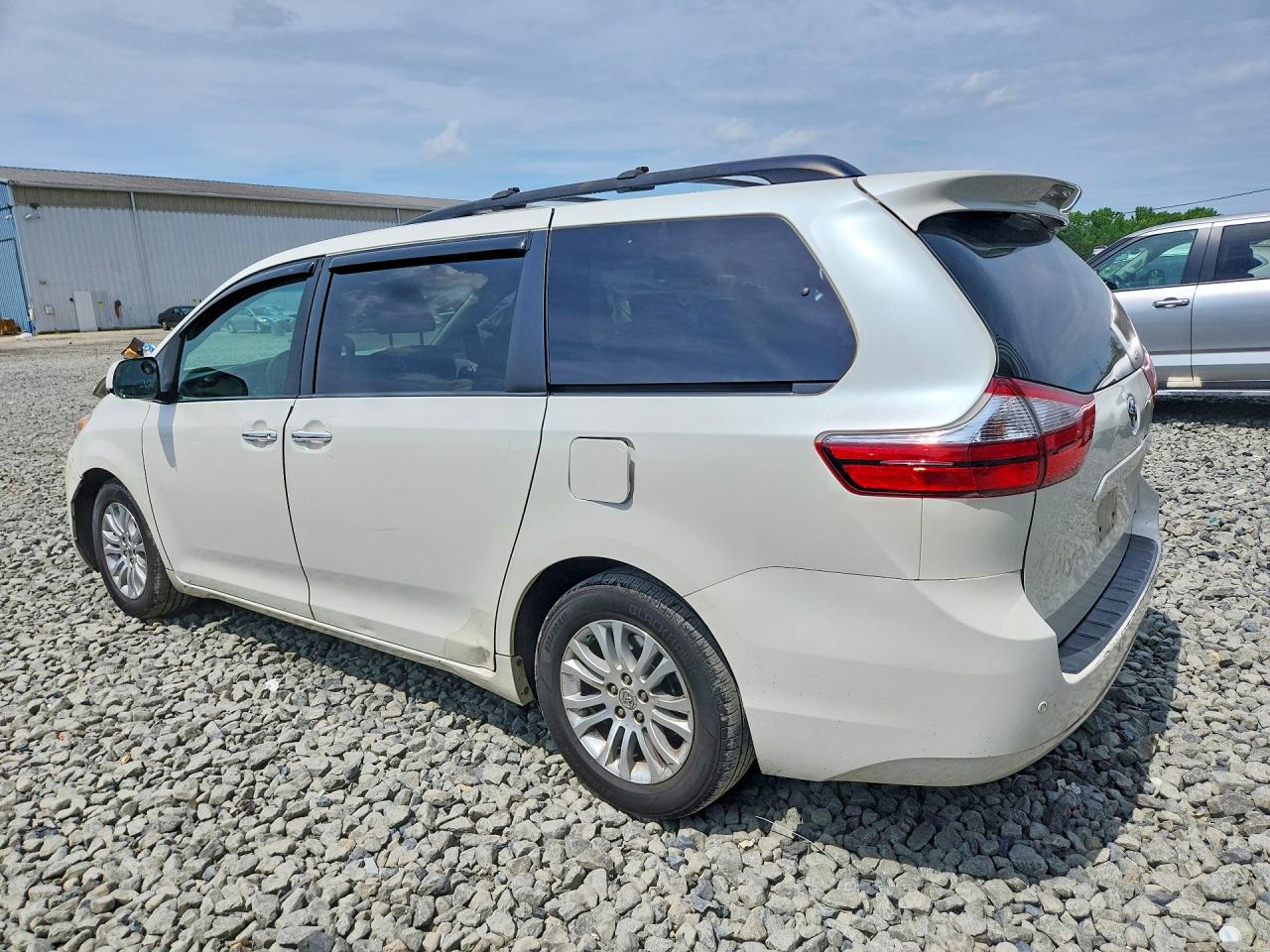 2015 Toyota Sienna Xle 8-passenger White vin: 5TDYK3DC0FS685304