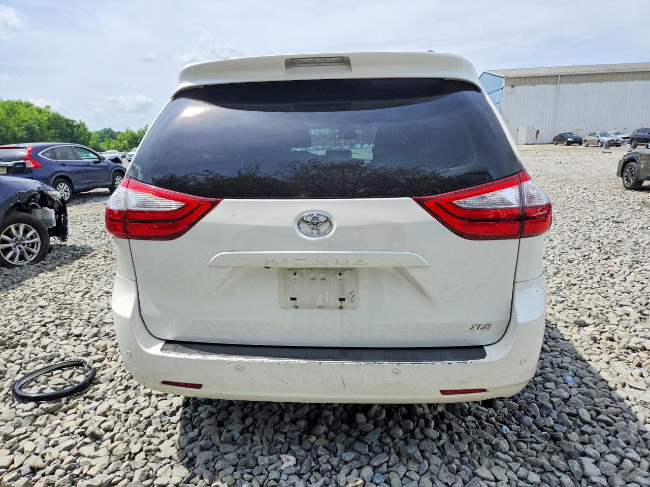 2015 Toyota Sienna Xle 8-passenger White vin: 5TDYK3DC0FS685304