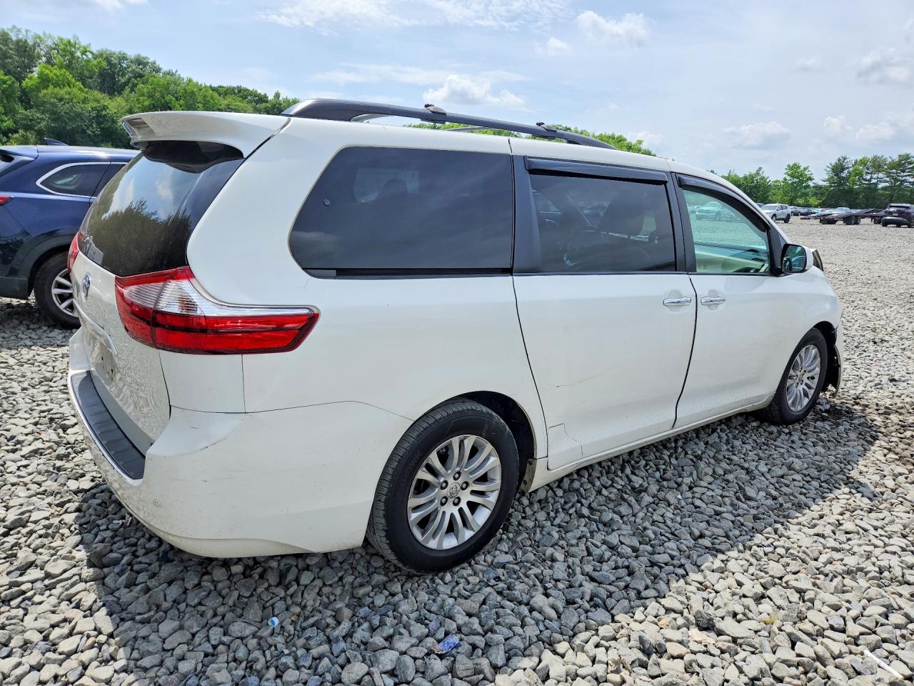2015 Toyota Sienna Xle 8-passenger White vin: 5TDYK3DC0FS685304