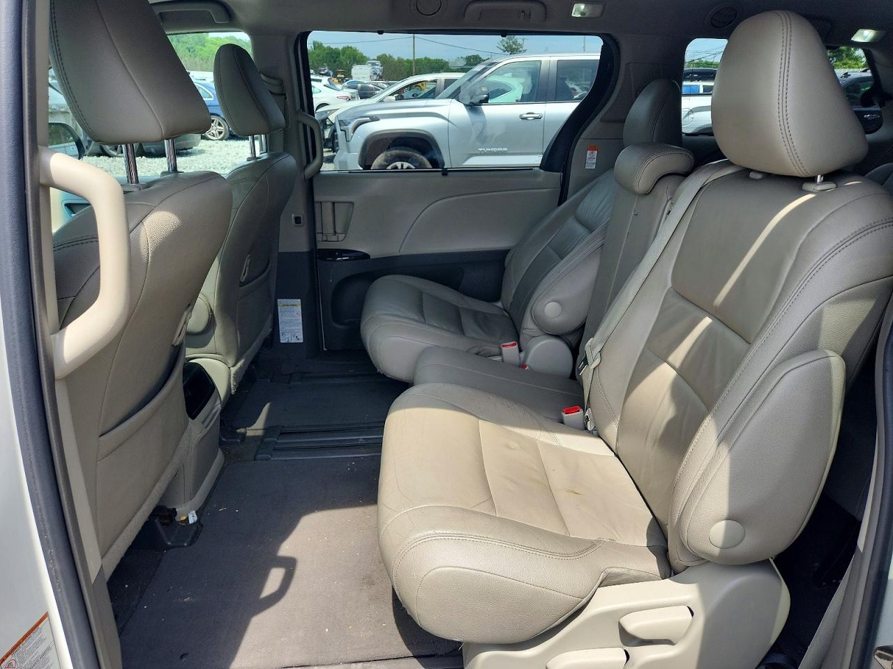 2015 Toyota Sienna Xle 8-passenger White vin: 5TDYK3DC0FS685304