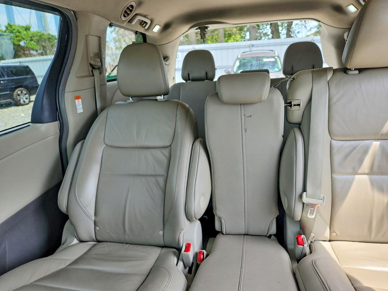 2015 Toyota Sienna Xle 8-passenger White vin: 5TDYK3DC0FS685304