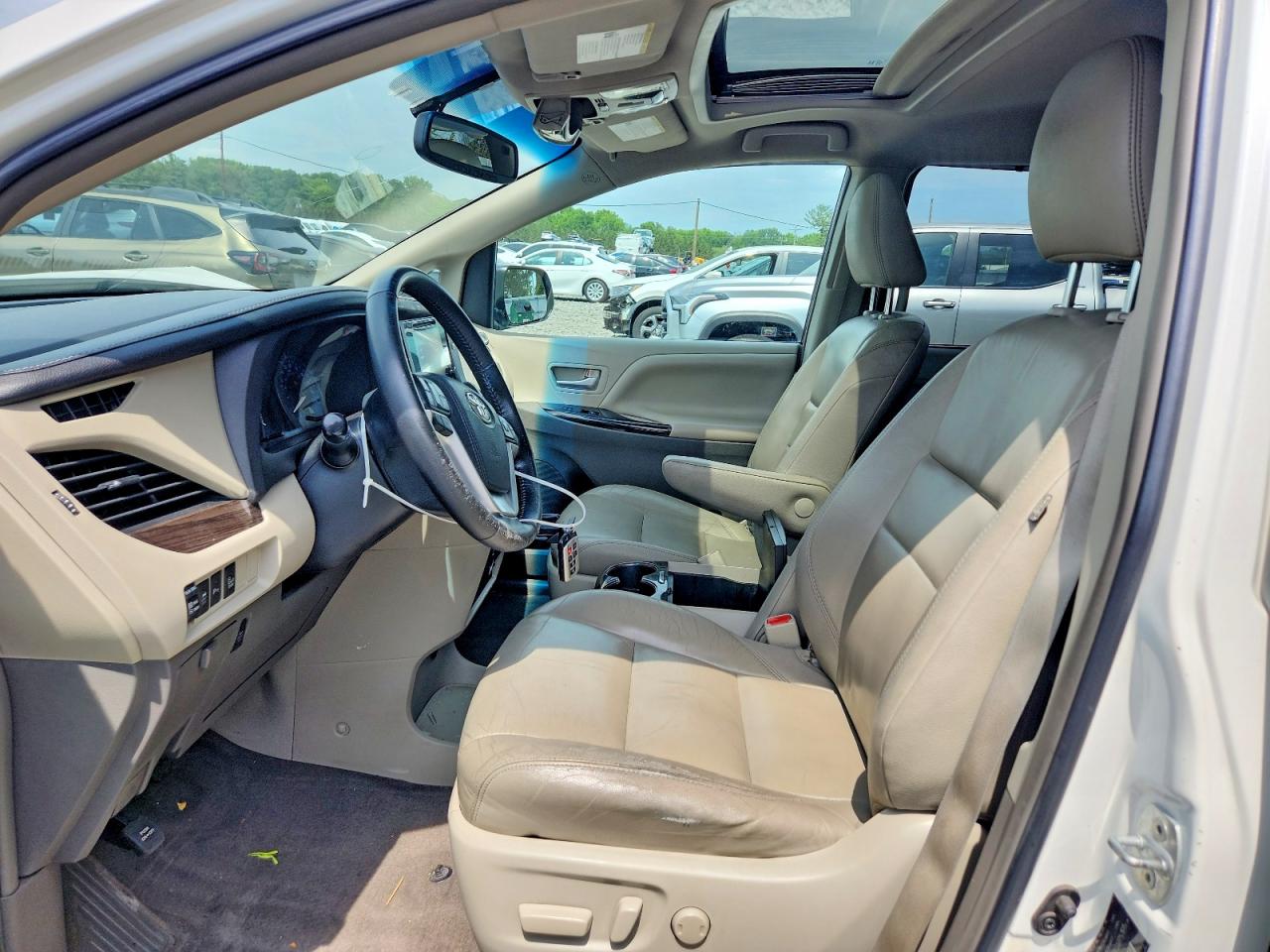 2015 Toyota Sienna Xle 8-passenger White vin: 5TDYK3DC0FS685304