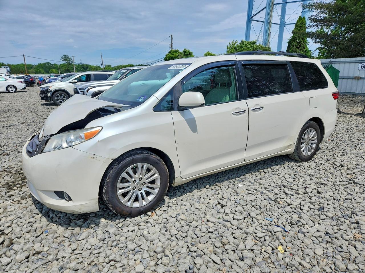 2015 Toyota Sienna Xle 8-passenger White vin: 5TDYK3DC0FS685304