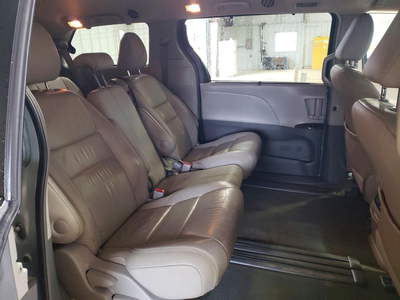 2016 Toyota Sienna Xle Premium 8-passenger Серый vin: 5TDYK3DC0GS749262