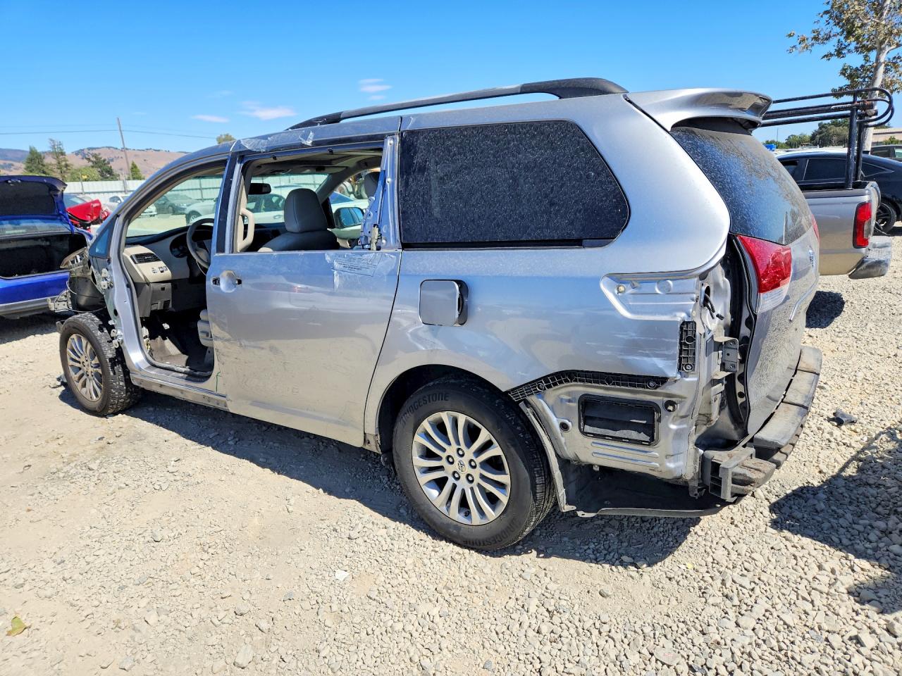 2011 Toyota Sienna Xle 8-passenger Silver vin: 5TDYK3DC1BS008501