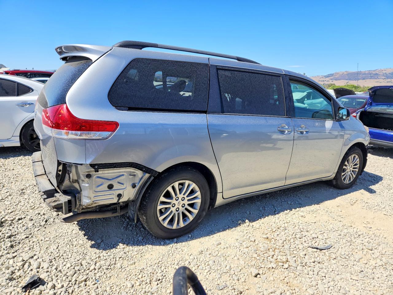 2011 Toyota Sienna Xle 8-passenger Silver vin: 5TDYK3DC1BS008501