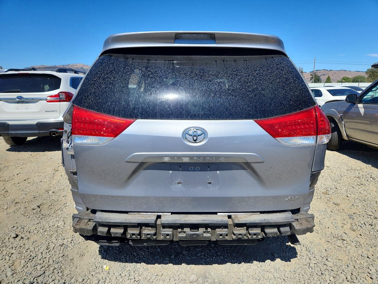 2011 Toyota Sienna Xle 8-passenger Silver vin: 5TDYK3DC1BS008501
