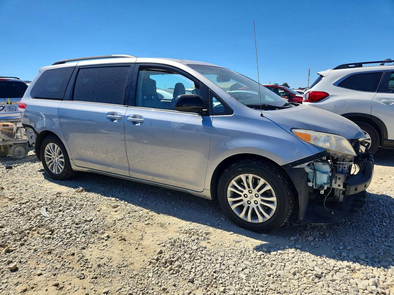 2011 Toyota Sienna Xle 8-passenger Silver vin: 5TDYK3DC1BS008501