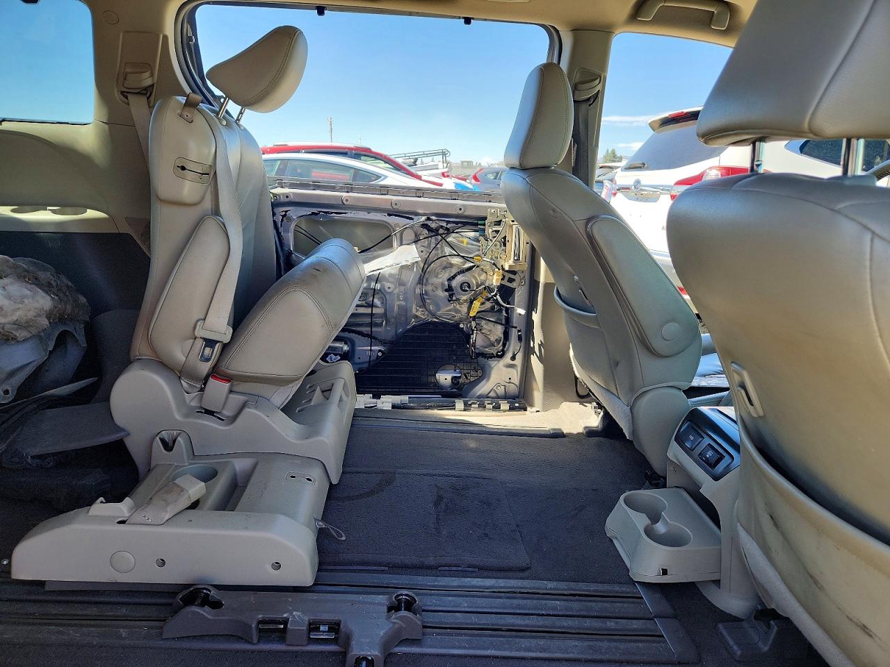 2011 Toyota Sienna Xle 8-passenger Silver vin: 5TDYK3DC1BS008501