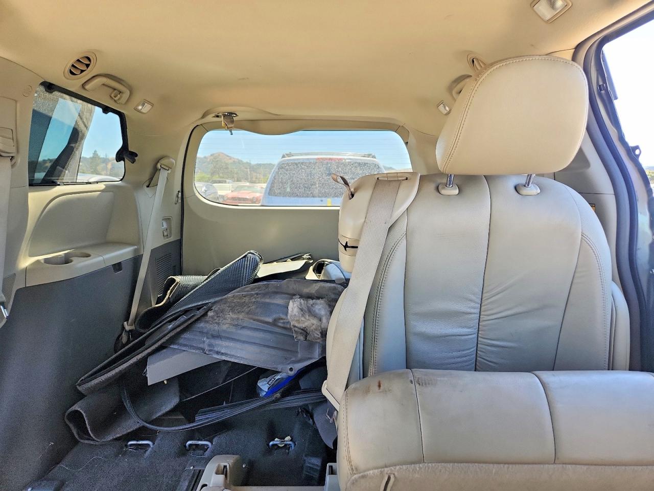 2011 Toyota Sienna Xle 8-passenger Silver vin: 5TDYK3DC1BS008501