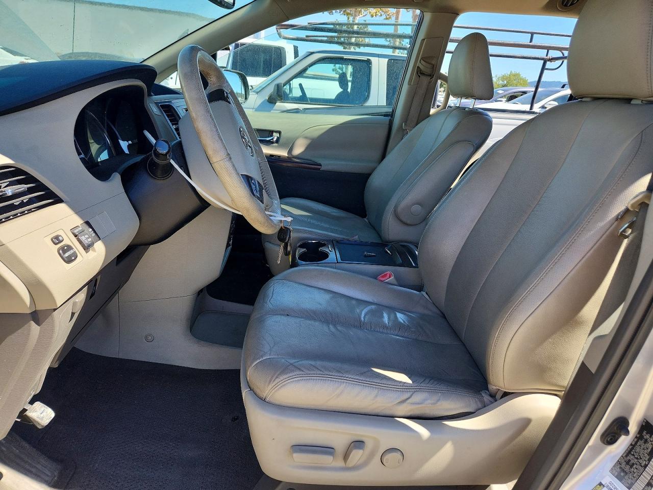 2011 Toyota Sienna Xle 8-passenger Silver vin: 5TDYK3DC1BS008501
