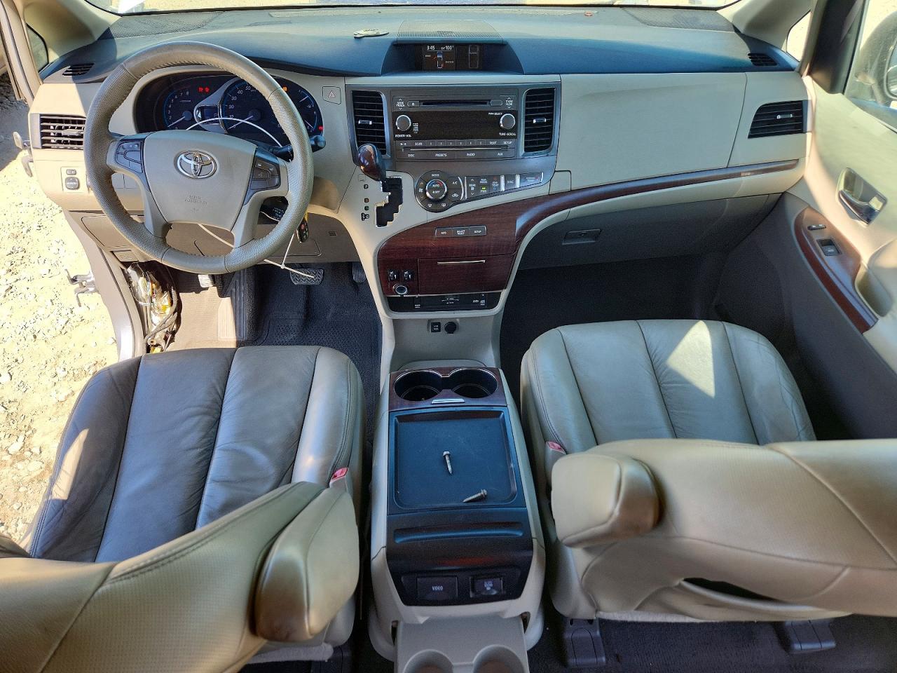 2011 Toyota Sienna Xle 8-passenger Silver vin: 5TDYK3DC1BS008501