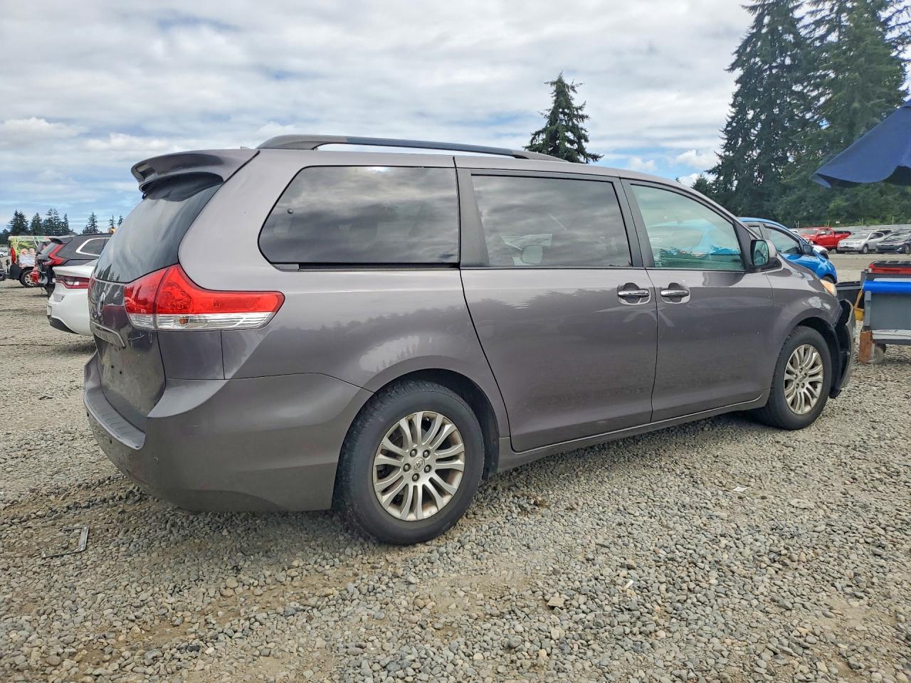 2011 Toyota Sienna Xle 8-passenger Gray vin: 5TDYK3DC1BS021250