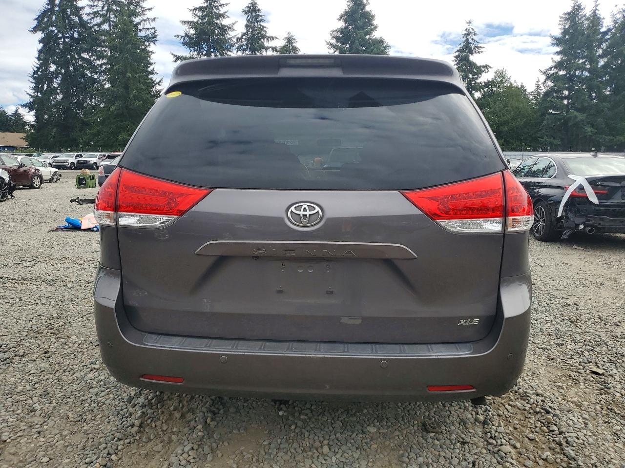 2011 Toyota Sienna Xle 8-passenger Gray vin: 5TDYK3DC1BS021250
