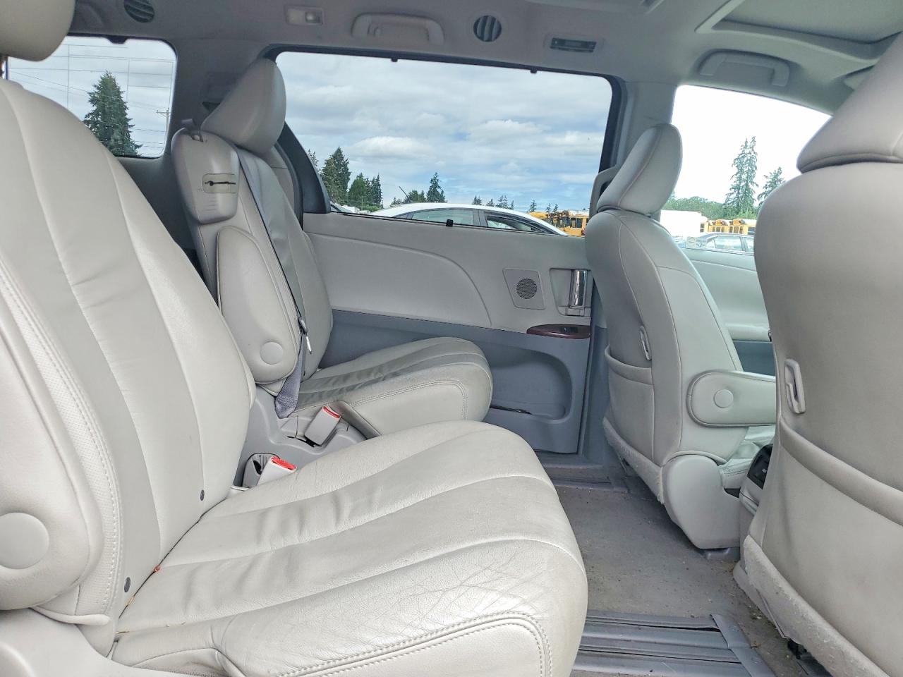 2011 Toyota Sienna Xle 8-passenger Gray vin: 5TDYK3DC1BS021250