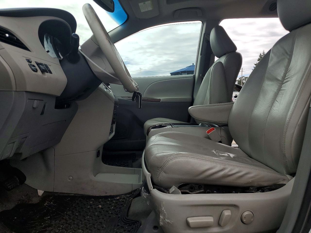 2011 Toyota Sienna Xle 8-passenger Gray vin: 5TDYK3DC1BS021250