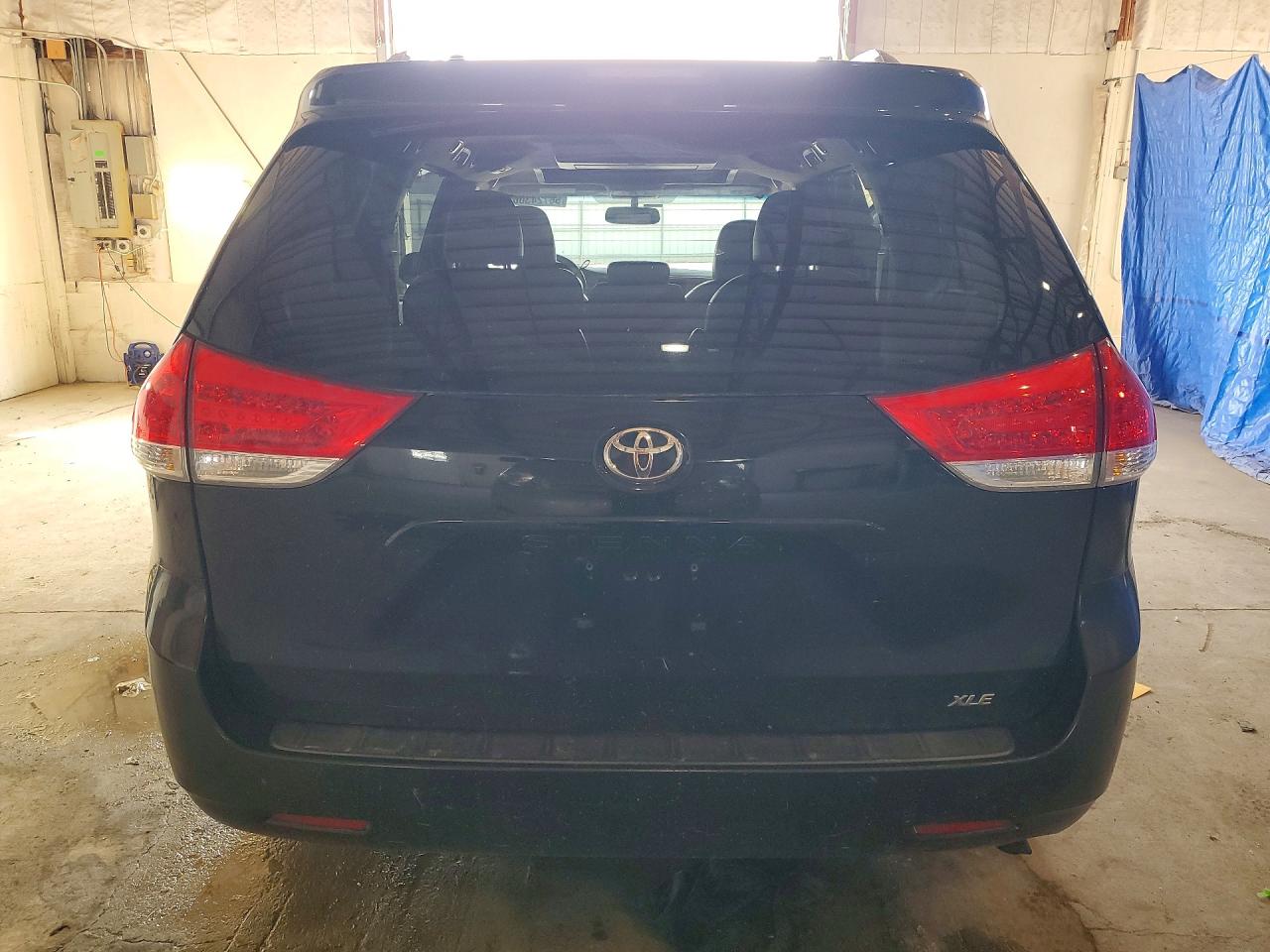 2011 Toyota Sienna Xle 8-passenger Black vin: 5TDYK3DC1BS045516