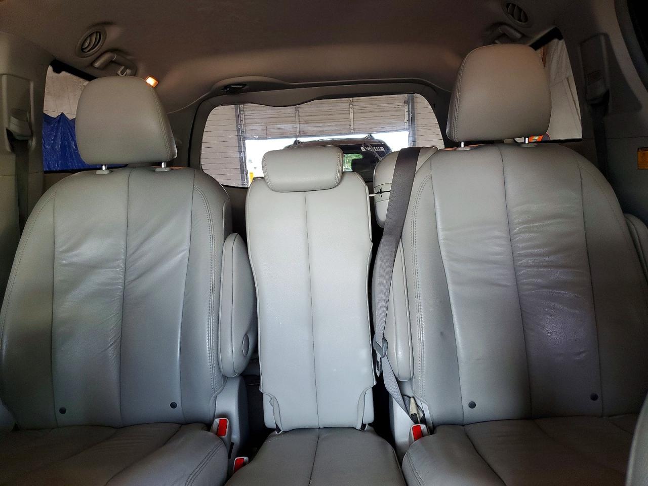 2011 Toyota Sienna Xle 8-passenger Black vin: 5TDYK3DC1BS045516