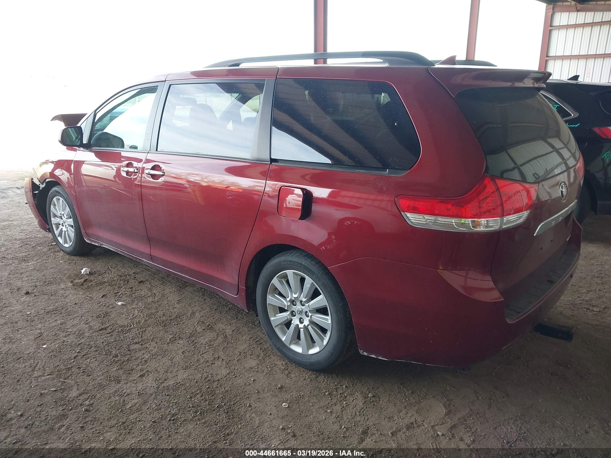2011 Toyota Sienna Limited V6 Red vin: 5TDYK3DC1BS055219