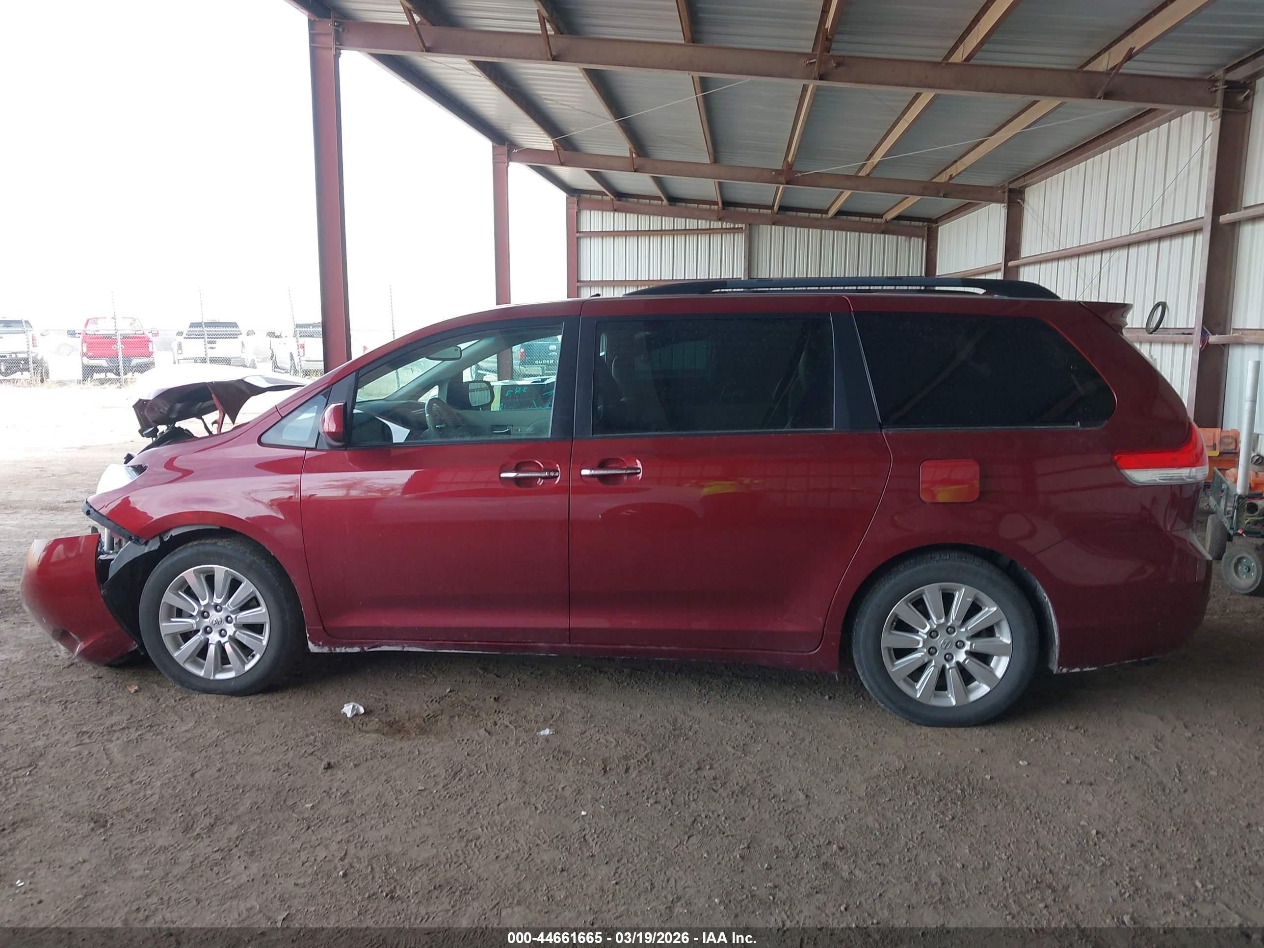 2011 Toyota Sienna Limited V6 Red vin: 5TDYK3DC1BS055219