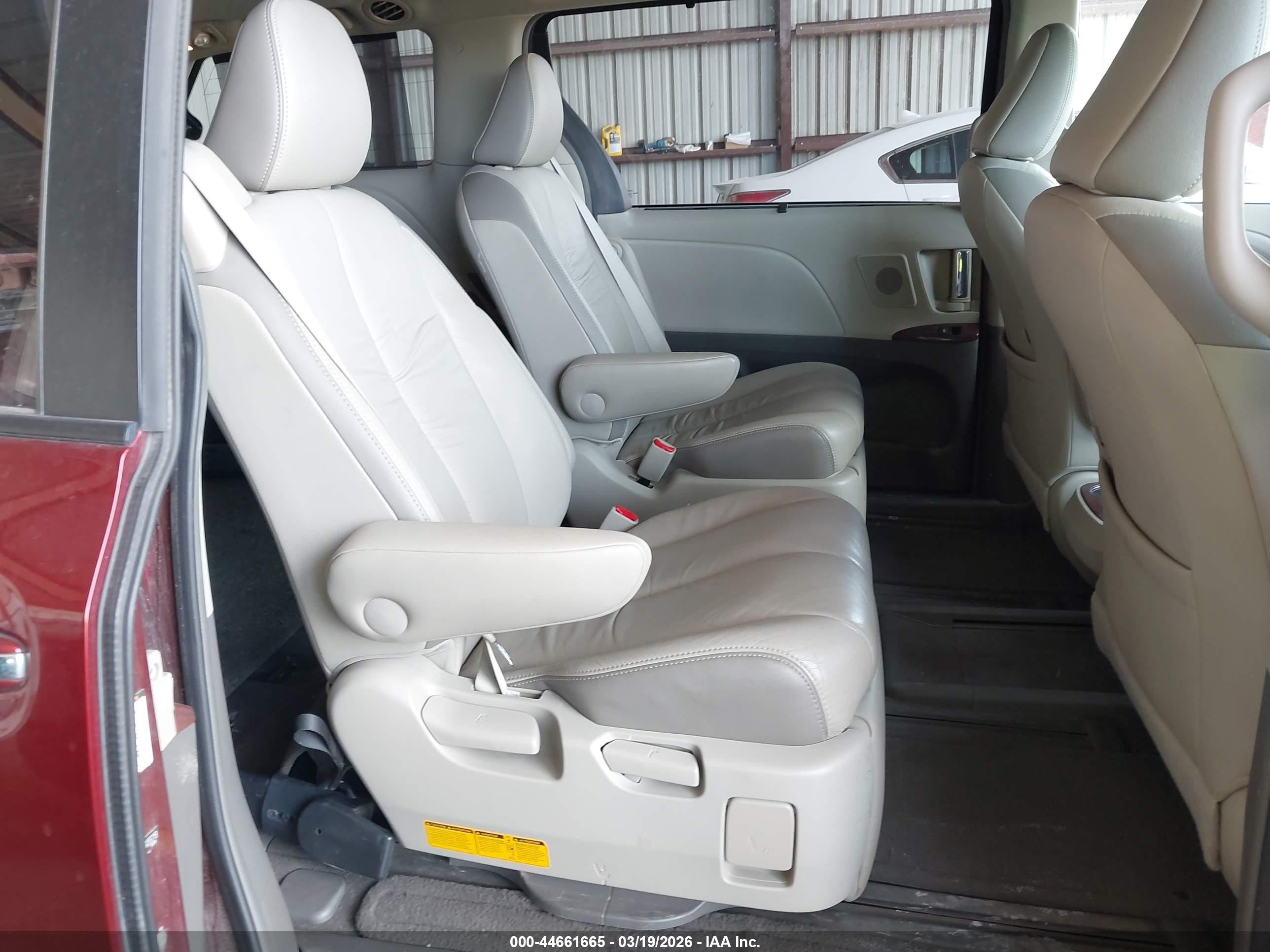 2011 Toyota Sienna Limited V6 Red vin: 5TDYK3DC1BS055219