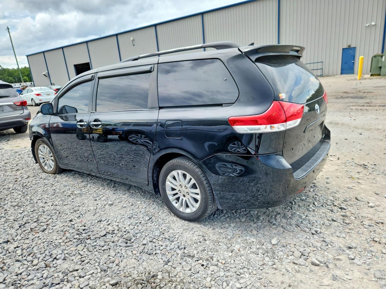 2011 Toyota Sienna Xle 8-passenger Black vin: 5TDYK3DC1BS055771