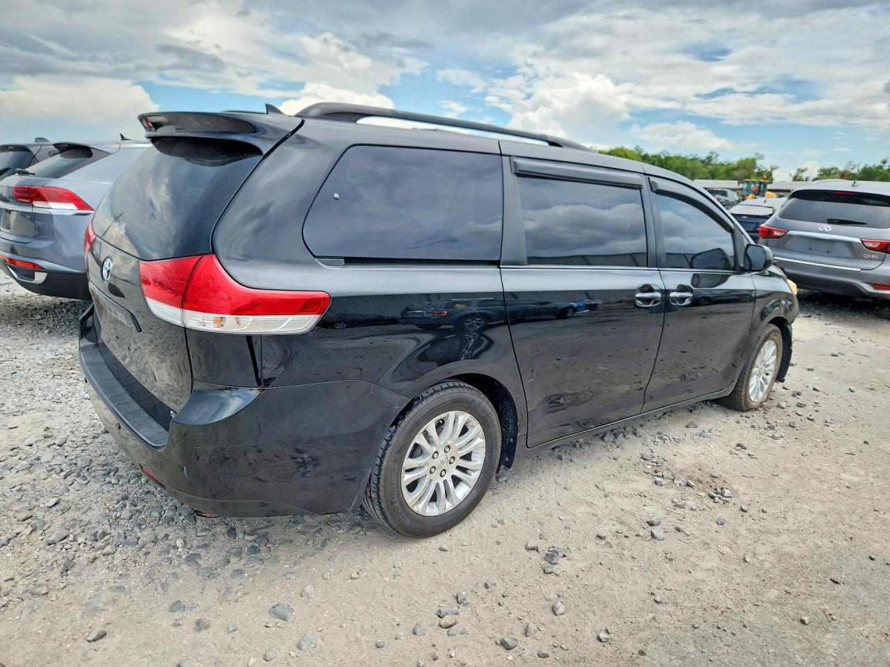 2011 Toyota Sienna Xle 8-passenger Black vin: 5TDYK3DC1BS055771
