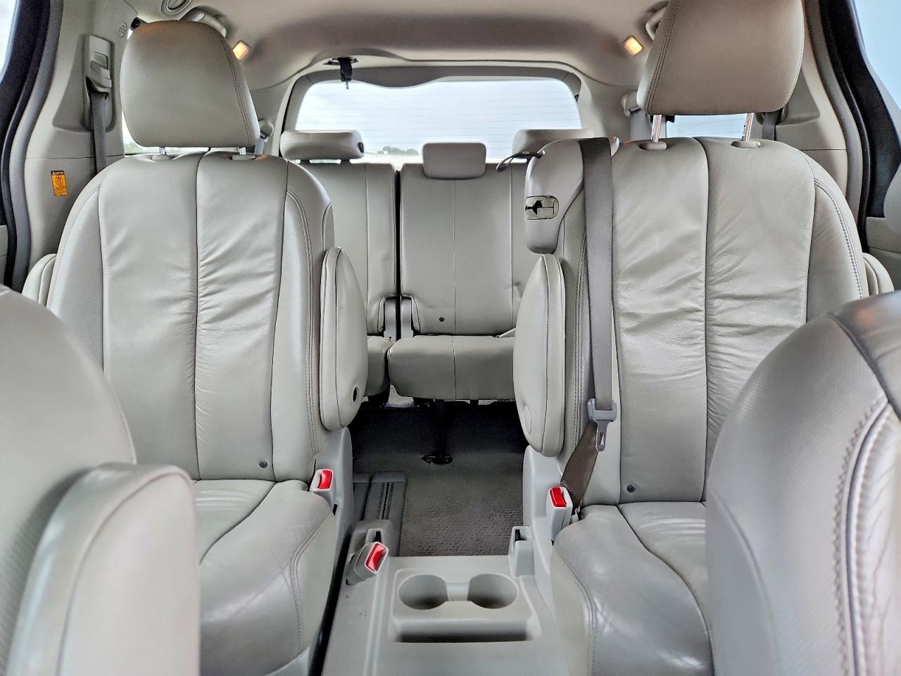 2011 Toyota Sienna Xle 8-passenger Black vin: 5TDYK3DC1BS055771
