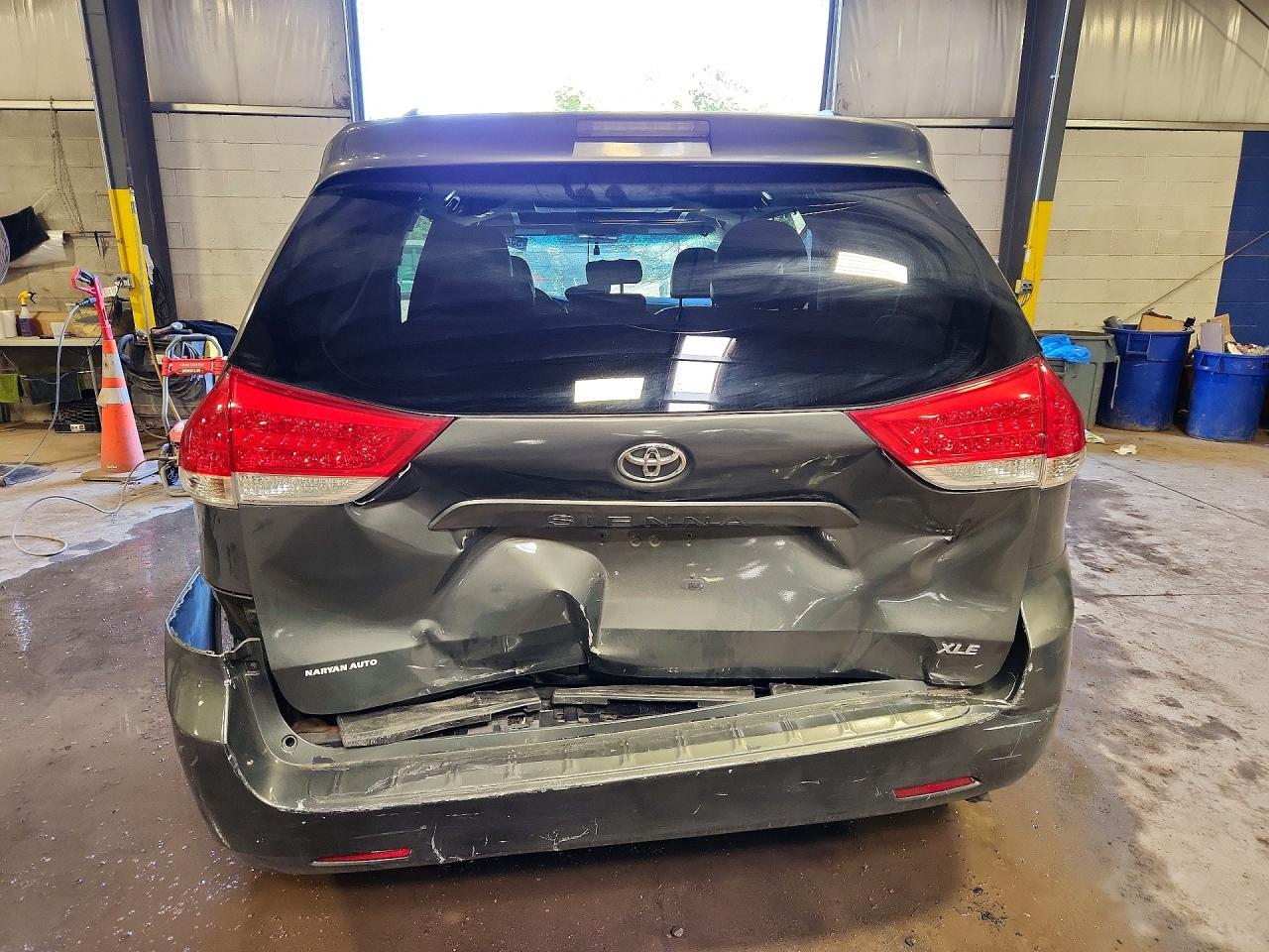 2011 Toyota Sienna Xle 8-passenger Gray vin: 5TDYK3DC1BS065734