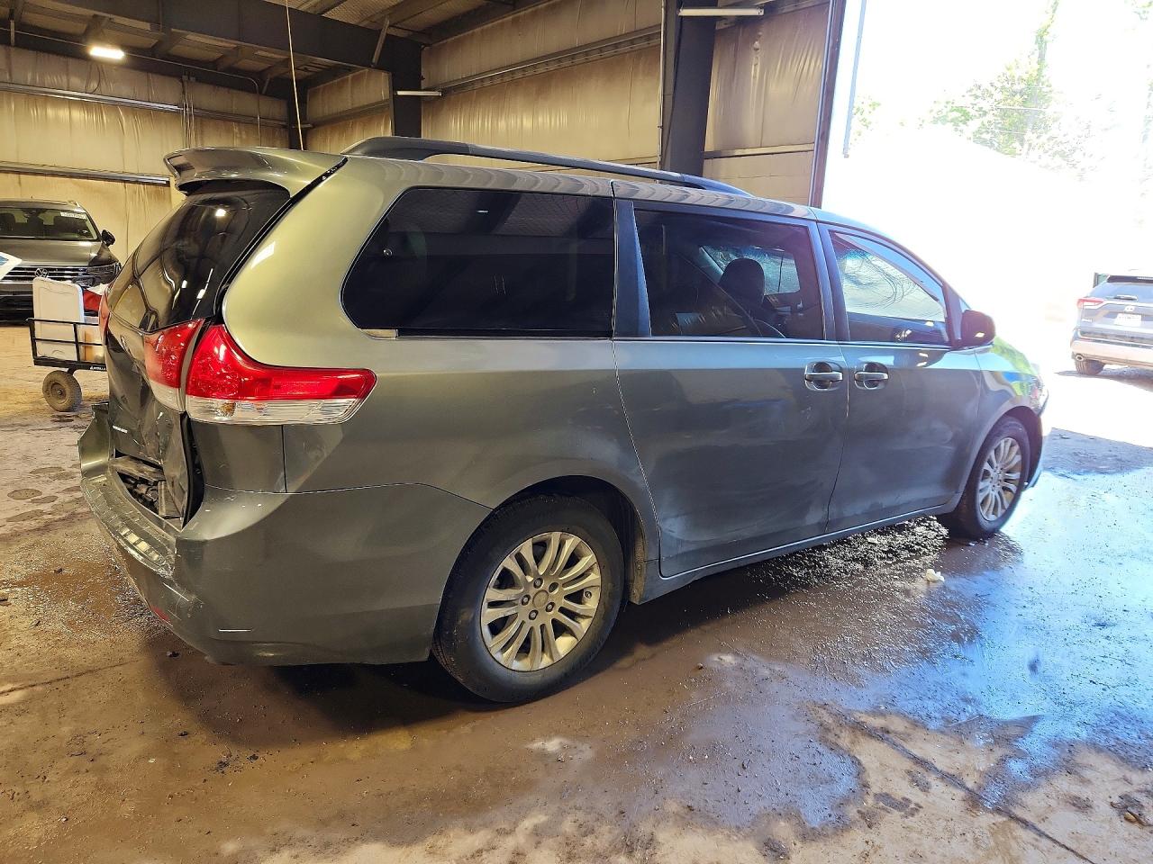 2011 Toyota Sienna Xle 8-passenger Gray vin: 5TDYK3DC1BS065734