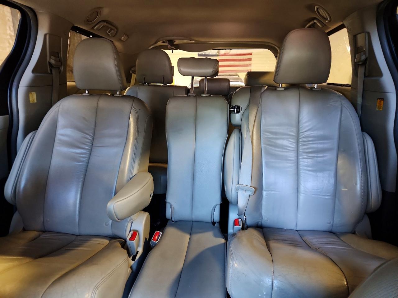 2011 Toyota Sienna Xle 8-passenger Gray vin: 5TDYK3DC1BS065734