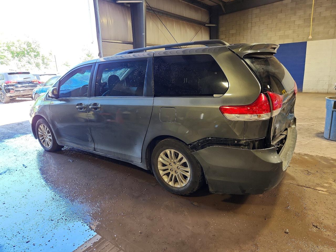 2011 Toyota Sienna Xle 8-passenger Gray vin: 5TDYK3DC1BS065734