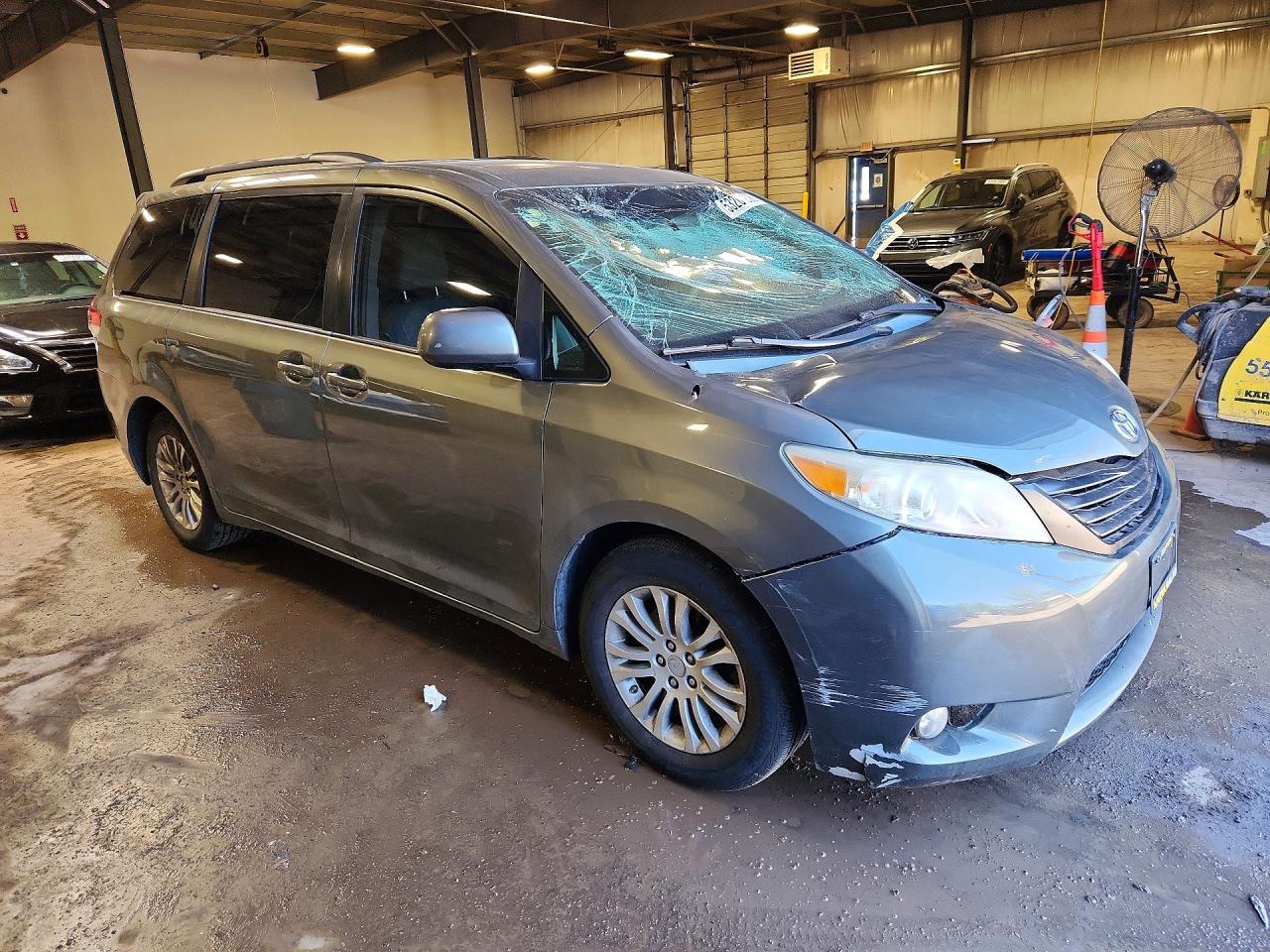 2011 Toyota Sienna Xle 8-passenger Gray vin: 5TDYK3DC1BS065734